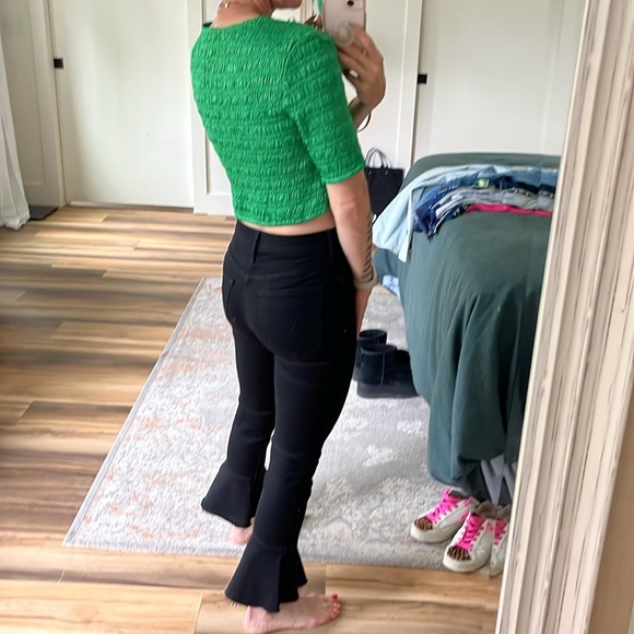 GANNI NWT Green Smocked Crop Top Scoop Neck Size Medium - Picture 3 of 4